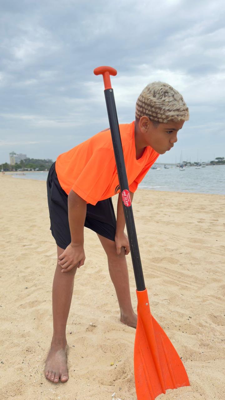 Crianças remando Canoa Havaiana
